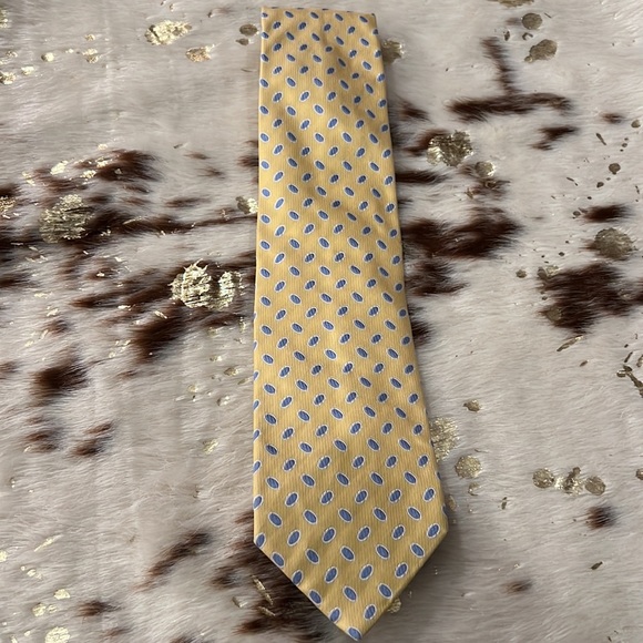 BURBERRY 💯% authentic yellow silk tie - Picture 2 of 5